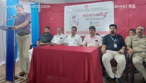 Read more about the article വിദ്യാനഗർ ശിശു സൗഹൃദ പോലീസും പി.ബി.എം ഹയർ സെക്കൻ്ററി സ്കൂളിലെ റെഡ് ക്രോസ് യൂണീറ്റും ചേർന്ന് എടനീർ ചെമ്പയിൻ നിവാസികൾക്ക് ഓണക്കിറ്റ് വിതരണം ചെയ്തു