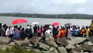 Read more about the article കിഴൂരിൽ കാണാതായ മുഹമ്മദ് റിയാസിനെ കണ്ടെത്താനുള്ള തിരച്ചിൽ തുടരും; നേവിയുടെ സ്കൂബ ഡൈവിംഗ് ടീം വ്യാഴാഴ്‌ച രാവിലെ കാസർകോട് എത്തും