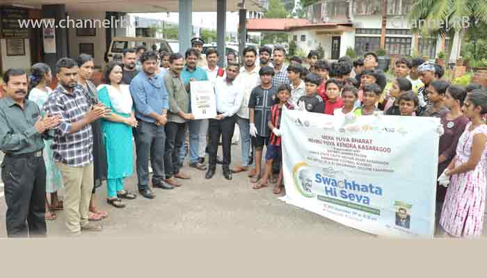 Read more about the article സിവിൽ സ്റ്റേഷനിൽ നടത്തിയ ശുചീകരണയജ്ഞം ബോധവൽക്കരണ പോസ്റ്റർ ജില്ലാ കളക്ടർ പ്രകാശനം ചെയ്തു