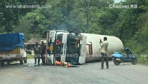 Read more about the article ചെർക്കള എടനീരിൽ ഗ്യാസ് ടാങ്കർ മറിഞ്ഞ് അപകടം; ഒഴിവായത് വൻ ദുരന്തം; ഗതാഗതം തിരിച്ചുവിട്ടു