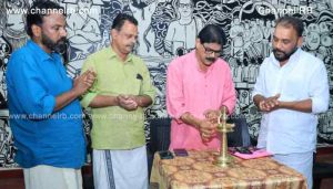 Read more about the article വെള്ളിക്കോത്ത് നെഹ്‌റു ബാലവേദി സര്‍ഗവേദിയുടെ ആഭിമുഖ്യത്തില്‍ പാട്ടുവേദി സംഘടിപ്പിച്ചു; ഗായകനും ഫോട്ടോഗ്രാഫറുമായ സുകുമാരന്‍ ആശീര്‍വാദ് ഉദ്ഘാടനം ചെയ്തു