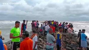 Read more about the article പടന്ന അഴിത്തലയില്‍ മത്സ്യബന്ധന ബോട്ട് അപകടത്തില്‍ പെട്ട് ഒരു മരണം; 35 തൊഴിലാളികളെ രക്ഷിച്ചു; ഒരാള്‍ക്കായി തിരച്ചില്‍ തുടരുന്നു