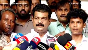 Read more about the article ഓട്ടോ ഡ്രൈവർ സത്താറിൻ്റെ കുടുംബത്തെ പി.വി അൻവർ സന്ദർശിച്ചു; പ്രതികരണ ശേഷിയില്ലാത്ത കാസർകോട്ടുകാർക്ക് മന്തി തിന്നാനെ നേരമുള്ളൂ എന്ന വിമർശനം; എം.എൽ.എയെ സ്വീകരിക്കാൻ നിരവധിപേർ