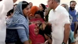 Read more about the article നഗരസഭയിലെ വനിതാ കൗൺസിലറെ ചെരുപ്പുമാല അണിയിക്കാൻ ശ്രമിച്ചു; ഇടതുപക്ഷ കൗൺസിലർമാർ വളഞ്ഞിട്ട് ആക്രമിച്ചു; കയ്യാങ്കളിയും ബഹളവും