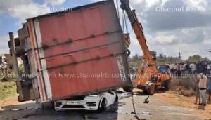 Read more about the article കാറിന് മുകളിലേക്ക് കണ്ടെയ്നർ ലോറി മറിഞ്ഞു വീണ് വൻ അപകടം; രണ്ട് കുട്ടികളടക്കം ഒരു കുടുംബത്തിലെ 6 പേർക്ക് ദാരുണാന്ത്യം