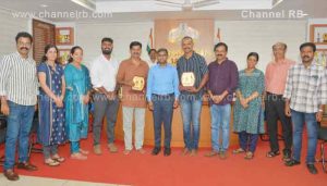 Read more about the article ചന്ദ്രു വെള്ളരിക്കുണ്ട്, രജീഷ് കുളങ്ങര ഇരുവരെയും ജില്ലാ ഇൻഫർമേഷൻ ഓഫീസ് അനുമോദിച്ചു; ജില്ലാ കളക്ടർ ഉപഹാരം കൈമാറി