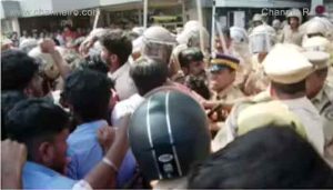 Read more about the article കൊടികെട്ടിയതുമായ വിഷയം സംഘർഷത്തിൽ കലാശിച്ചു; കാര്യമായി പരിക്കേറ്റ് വിദ്യാർഥികൾ ആശുപത്രിയിൽ; കലാലയ രാഷ്ട്രീയം ഒരുപാട് കുടുംബത്തെ കണ്ണീരിലാക്കുന്നു; കണ്ണൂർ ഇന്നലെ സംഭവിച്ചത്..