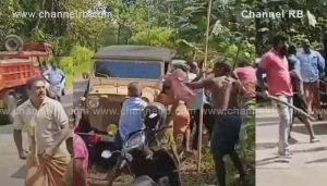 Read more about the article കാസർഗോഡ് വെള്ളരികുണ്ടിൽ നടുറോഡിൽ നാട്ടുകാരുടെ കൂട്ടത്തല്ല്; സ്ത്രീകളടക്കമുള്ളവർ പരസ്പരം ഏറ്റുമുട്ടുന്ന ദൃശ്യങ്ങൾ..