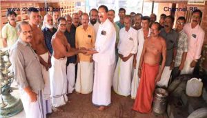 Read more about the article മടിയൻ കൂലോം ക്ഷേത്ര നവീകരണം; മാണിക്കോത്ത് മാണിക്യമംഗലം പുന്നക്കാൽ ഭഗവതി ക്ഷേത്രം ഫണ്ട് കൈമാറി