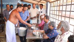 Read more about the article അഗതികളെ അന്നമൂട്ടി കോട്ടച്ചേരി പട്ടറെ കന്നിരാശി കാഴ്ച കമ്മിറ്റി; കാരണവർ രാമകൃഷ്‌ണൻ കാർന്നോച്ചൻ ഭക്ഷണം വിളമ്പിക്കൊണ്ട് ഉദ്ഘാടനം നിർവഹിച്ചു