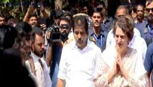 Read more about the article കടുവയുടെ ആക്രമണത്തിൽ കൊല്ലപ്പെട്ട രാധയുടെ വീട് സന്ദർശിച്ച് പ്രിയങ്കാ ഗാന്ധി