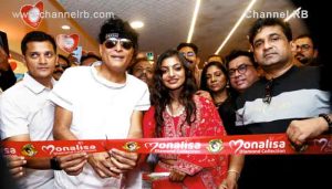 Read more about the article കുംഭമേളയിലെ വൈറല്‍ താരം മൊണാലിസ ബോചെയോടൊപ്പം കോഴിക്കോട്