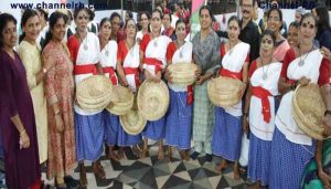 Read more about the article അറുപതിലും പതിനെട്ടിൻ്റെ ചെറുപ്പത്തിലുള്ള ചുവടുകൾ വച്ച് നാടോടി നൃത്തമാടി വേലാശ്വരം വിശ്വ ഭാരതി ക്ലബ്ബ് ടീം