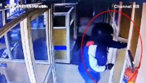 Read more about the article തൃശൂരിൽ ബാങ്ക് കൊള്ളയടിച്ചു; മോഷ്ടാവിനെ തിരിച്ചറിയാൻ സാധിച്ചില്ല, എറണാകുളം ജില്ലയിലേക്ക് കടന്നെന്ന് വിവരം