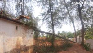 Read more about the article ശക്തമായ മഴയിലും കാറ്റിലും ദേലംപാടി സ്കൂളിന് വലിയ നാശനഷ്ടങ്ങളാണുണ്ടായത്