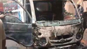 Read more about the article വാഹനത്തിനടിയിൽ നിന്നും പുക ഉയരുന്നത് കണ്ടാണ് ഡ്രൈവറും സഹായിയും പുറത്തിറങ്ങിയത്; പിന്നീട് സംഭവിച്ചത്..