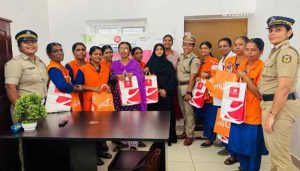 Read more about the article ലോക വനിതാ ദിനത്തിൽ ആദരവ് ഏറ്റുവാങ്ങി കാസർകോട് റെയിൽവേ ഹൗസ് കീപ്പിങ് അംഗങ്ങൾ