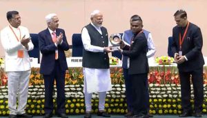 Read more about the article ദേശീയ പുരസ്കാരം ഏറ്റുവാങ്ങി കാസർകോട് ജില്ലാ കളക്ടർ; പ്രധാനമന്ത്രിയിൽ നിന്ന് ഏറ്റുവാങ്ങിയത് പൊതു ഭരണ മികവിനുള്ള പുരസ്കാരം