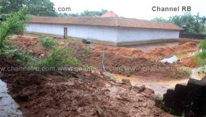 Read more about the article കാഞ്ഞങ്ങാട് വേലാശ്വരം വ്യാസേശ്വരം ക്ഷേത്രത്തിൻ്റെ ചുറ്റുമതിൽ തകർന്നു; ശക്തമായ മഴവെള്ള പാച്ചലിൽ സംഭവിച്ചത് വലിയ നാശനഷ്ടം..