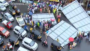 Read more about the article തിരക്കുള്ള റോഡിലേക്ക് കെട്ടിടത്തിൻ്റെ മുകളിൽനിന്നും വലിയ ഇരുമ്പ് മേല്‍ക്കൂര തകർന്ന് വീണു; ഒഴിവായത് വൻ ദുരന്തം