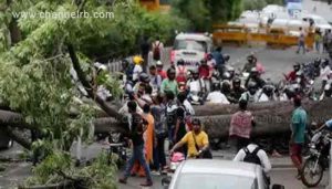 Read more about the article വീടിനു മുകളിൽ മരം വീണ് നാലുപേർക്ക് ദാരുണ അന്ത്യം; കനത്ത മഴ തുടരുന്നു; വിമാനങ്ങൾ വഴിതിരിച്ചുവിട്ടു