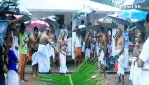 Read more about the article മടിയൻ കൂലോം കലോത്സവം അടോട്ട് കളരിയിൽ ഓലകൊത്തൽ ചടങ്ങ് നടന്നു