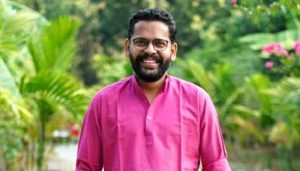 Read more about the article കോൺഗ്രസ് വിട്ട് ഇടതുപക്ഷത്തിൻ്റെ ഭാ​ഗമായി; പാലക്കാട് ഉപതിരഞ്ഞെടുപ്പി മത്സരിച്ചു; ഇപ്പോൾ പാർട്ടിവക മാസ ശമ്പളവും; പി സരിനെ കൈവിടാതെ പിണറായി..