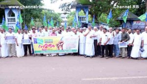 Read more about the article പ്രവാസി സമൂഹത്തോട് സർക്കാറുകൾ കാണിക്കുന്ന വഞ്ചനയും, ദ്രോഹനടപടിയും അവസാനിപ്പിക്കണമെന്ന് പി.എം മുനീർ ഹാജി; കളക്ട്രേറ്റിന് മുമ്പിൽ അവകാശ സമരം നടത്തി കേരള പ്രവാസി ലീഗ്
