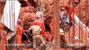 Read more about the article വേണ്ടത്ര സുരക്ഷാ മുൻകരുതൽ ഉണ്ടായിരുന്നില്ല; ഫ്ലാറ്റ് നിർമ്മാണത്തിനിടെ വൻ അപകടം; മണ്ണിനടിയിലായ തൊഴിലാളികളിൽ ഒരാൾ മരിച്ചു; രണ്ടുപേരെ രക്ഷപെടുത്തി