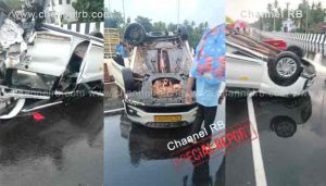 Read more about the article ഉപ്പള ദേശീയ പാതയിൽ വീണ്ടും അപകടം; എയർപോർട്ടിൽ നിന്നും മടങ്ങുന്ന കുടുംബം സഞ്ചരിച്ച കാർ തലകീഴായി മറിഞ്ഞു; ഉപ്പള ഗേറ്റ് അപകട മുനമ്പായി മാറുന്നു.?