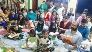 Read more about the article വീടുകളിൽ രാമായണ പാരായണം ഒരുക്കി കൊളവയൽ രാജരാജേശ്വരി ക്ഷേത്ര ഭക്തജന കൂട്ടായ്മ; കുട്ടികളും വൃദ്ധജനങ്ങളും അടക്കം നിരവധി പേരാണ് ദിവസേനയുള്ള രാമായണ പാരായണത്തിൽ പങ്കാളികളാകുന്നത്