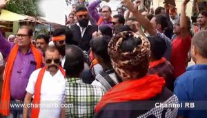 Read more about the article കന്യാസ്ത്രീകളുടെ ജാമ്യാപേക്ഷ സെഷൻസ് കോടതി പരിഗണിച്ചില്ല; ആഹ്‌ളാദം പ്രകടിപ്പിച്ച് ബജ്രം​ഗ്ദൾ പ്രവർത്തകർ; ദില്ലിയിലും പ്രതിഷേധം..