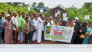 Read more about the article റീസർവ്വേയുടെ മറവിൽ റവന്യൂ അധികാരികളെ കുട്ട് പിടിച്ച് സ്വകാര്യ വ്യക്തിയുടെ കൈയേറ്റ ശ്രമം; സർക്കാർ നൽകിയ സ്ഥലവും വീടും അതിലേക്കുള്ള റോഡും സർക്കാർ തന്നെ സംരക്ഷിക്കണം; ബേള വില്ലേജ് ഓഫീസിലേക്ക് മാർച്ച് നടത്തി
