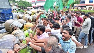 Read more about the article ആരോഗ്യ മേഖലയിലെ അനാസ്ഥക്കെതിരെ മുസ്‌ലിം യൂത്ത് ലീഗ്; ഡി.എം.ഒ ഓഫീസിലേക്ക് നടത്തിയ മാർച്ച് ജില്ലാ ആശുപത്രി പരിസരത്ത് പോലീസ് തടഞ്ഞു; പ്രതിഷേധമിരമ്പി, ജലപീരങ്കി പ്രയോഗിച്ചു