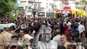 Read more about the article ജനങ്ങൾ ഒഴുകിയെത്തി; കണ്ണേ കരളേ വി.എസ്സേ” എന്ന മുദ്രാവാക്യം  ഉയരുകയാണ്; സ്ത്രീകളും കുട്ടികളുമടക്കം, വിലാപ യാത്രയിൽ മുഴുവനും..