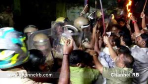 Read more about the article സി.പി.എം ഓഫീസിലേക്ക് ബി.ജെ.പിയുടെ അപ്രതീക്ഷിത മാർച്ച്; ഇരു കൂട്ടരും നേർക്കുനേർ; പോലീസ് ലാത്തിവീശി, കല്ലേറിൽ നിരവധിപേർക്ക് പരിക്ക്