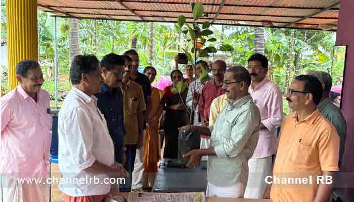 Read more about the article ചിങ്ങം ഒന്ന് കർഷക ദിനത്തിനോട് അനുബന്ധിച്ച് കർഷകരെ ആദരിച്ചു; ജീവനം ജൈവവൈവിധ്യ സമിതി പ്രവർത്തകർ കർഷകരുടെ വീടുകളിൽ ചെന്നാണ് ആദരിച്ചത്