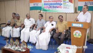 Read more about the article കാഞ്ഞങ്ങാട് നഗരത്തിലെ പ്രധാന റോഡുകളും ഹൈവേ റോഡിന് സമാന്തരമായുളള സർവ്വീസ് റോഡുകളും തകർന്നു; നന്നാക്കാനുള്ള നടപടി ആവശ്യപ്പെട്ട് ഐ.എൻ.ടി.യു.സി രംഗത്ത്; ഓട്ടോറിക്ഷാ തൊഴിലാളി യൂണിയൻ