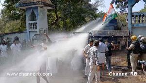 Read more about the article കെ.പി.സി.സി ആഹ്വനം ചെയ്ത കളക്ടറേറ്റ് മാർച്ച് കാസറഗോഡും നടന്നു; രാജ്‌മഹൻ ഉണ്ണിത്താൻ എം.പി ഉദ്‌ഘാടനം ചെയ്തു; പോലീസ് ജലപീരങ്കി പ്രയോഗിച്ചു; കൂടുതൽ അറിയാം..