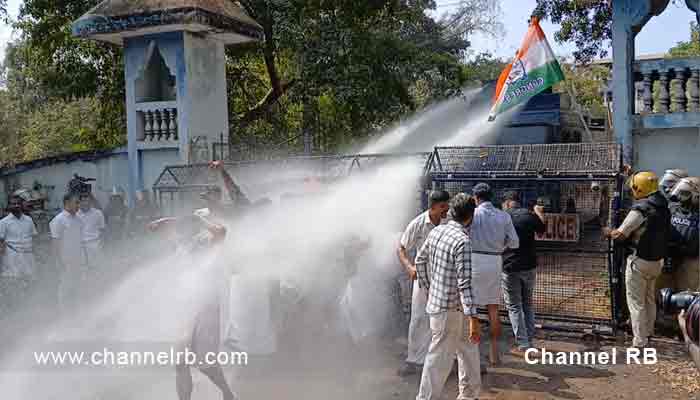 Read more about the article കെ.പി.സി.സി ആഹ്വനം ചെയ്ത കളക്ടറേറ്റ് മാർച്ച് കാസറഗോഡും നടന്നു; രാജ്‌മഹൻ ഉണ്ണിത്താൻ എം.പി ഉദ്‌ഘാടനം ചെയ്തു; പോലീസ് ജലപീരങ്കി പ്രയോഗിച്ചു; കൂടുതൽ അറിയാം..