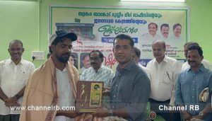 Read more about the article തളങ്കരയിൽ വോട്ട് മറിക്കാൻ വിമത സ്ഥാനാർത്ഥിയുടെ ഭർത്താവ് നൽകിയത് അയ്യായിരം രൂപ; സ്വീകരിക്കാതെ നിമിഷ നേരം കൊണ്ട് മടക്കിയയച്ച് നിർധന യുവാവിൻ്റെ മാതൃക; മുസ്ലീം ലീഗ് ഓഫീസ് ഉൽഘാടന ചടങ്ങിൽ 5001 രൂപ നൽകി യുവാവിന് ആദരം