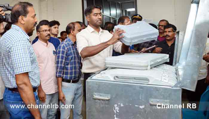 Read more about the article നിയമസഭാ തെരഞ്ഞെടുപ്പ് 2026; കാസർകോട് ജില്ലയിൽ ഇലക്ട്രോണിക് വോട്ടിംഗ് മെഷീനുകൾ സ്ട്രോംഗ് റൂമുകളിലേക്ക് മാറ്റി തുടങ്ങി; വിതരണം ജില്ലാ കളക്ടർ ഉദ്ഘാടനം ചെയ്തു; കൂടുതൽ അറിയാം..