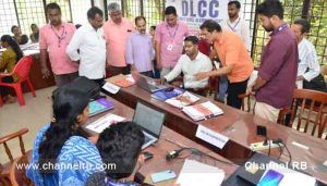 Read more about the article നിയമസഭാ തിരഞ്ഞെടുപ്പ് 2026; പോസ്റ്റൽ ബാലറ്റിനായുള്ള അപേക്ഷകൾക്കുള്ള ജില്ലാതല ക്ലിയറൻസ് സെന്റർ പ്രവർത്തനം ആരംഭിച്ചു; ജില്ലാ കളക്ടർ അർജുൻ പാണ്ഡ്യൻ സന്ദർശിച്ചു