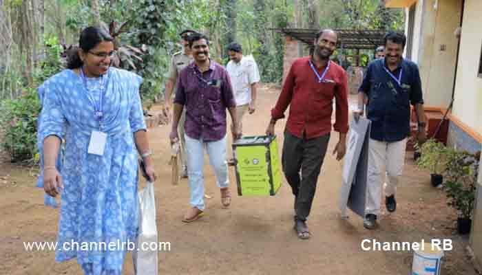 Read more about the article നിയമസഭാ തിരഞ്ഞെടുപ്പ് 2016 കാസറഗോഡ് ജില്ലയിൽ വീട്ടിലെ വോട്ടിനു തുടക്കമായി; പോളിംഗ് സാമഗ്രികളുടെ വിതരണ കേന്ദ്രം ജില്ലാ കളക്ടർ സന്ദർശിച്ചു