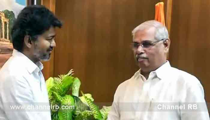 You are currently viewing ഗവർണ്ണർ ഉടക്കി; വിജയുടെ സത്യപ്രതിജ്ഞയിൽ അനിശ്ചിതത്വം തുടരുന്നു; പിന്തുണ കത്ത് നൽകാത്തതിൽ നാടകീയ നീക്കം; കൂടുതൽ അറിയാം..